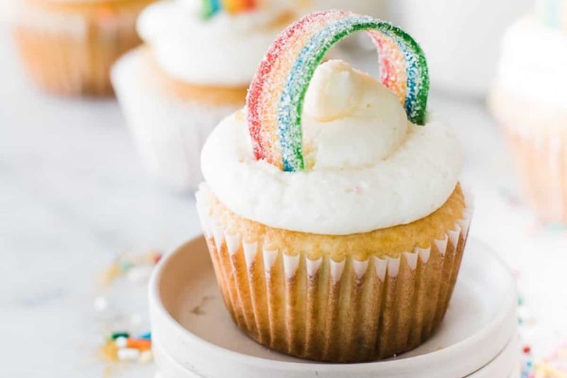 The Wizard of Oz theme party - over the rainbow cupcakes