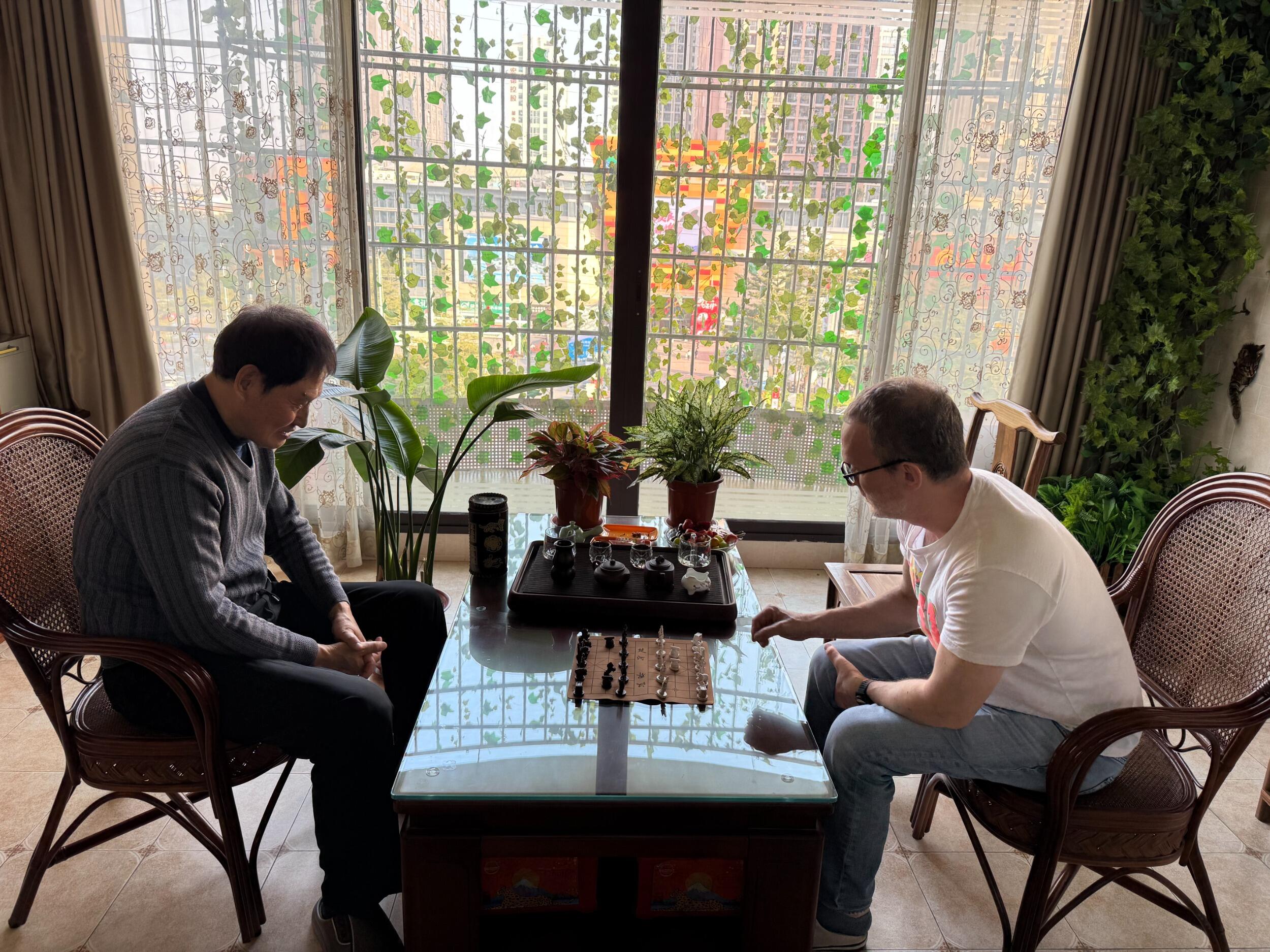 Lars became a Chinese chess master under the tutelage of Mi's dad, who was a child prodigy of Chinese chess