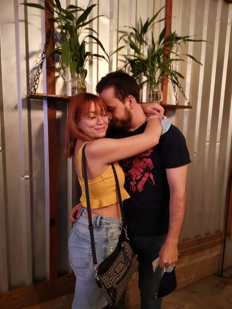 Todo comienza un sábado 2 de Noviembre del 2019, donde yo (Jere) salgo con su, Marco, a Cervecería Casa del Bosque (ahora llamado Jungla) y nos encontramos a Claudia y Clarissa, conocidas de Marco, con las que comenzamos a hablar sobre el podcast que teniamos en aquel momento, La Raíz de Uno.


A mí, ilusamente, se le ocurre hablar sobre la película Green Book y como esta me había gustado. Esto dio inicio a una puteada por parte de Claudia sobre cómo esta era una mala película, porque (oh sorpresa) al parecer ella si sabe de películas.


No existe evidencia fotográfica de esa puteada, pero varios años después, nos tomamos una foto en el punto donde todo comenzó.
   

