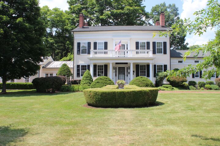 Bykenhulle House Bed & Breakfast - Hopewell Junction, NY