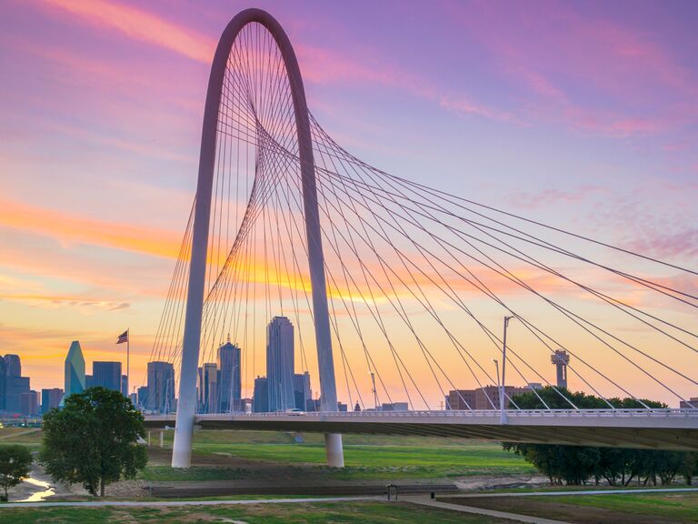 Dallas architectuur en skyline bij zonsondergang