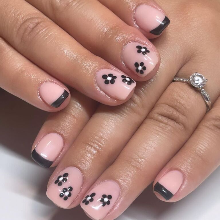 Nail art mat.  Flower nails, Nail art designs, Nail art