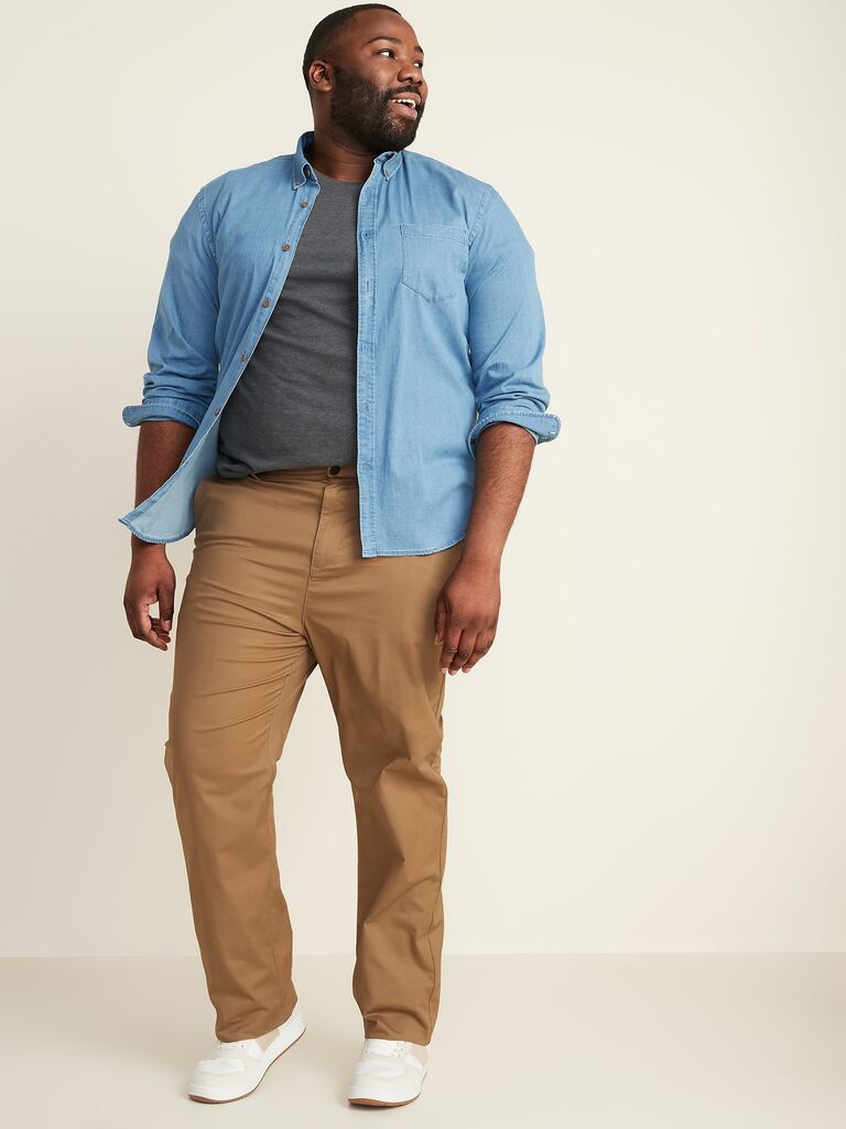 Model wearing a straight chino pants in a light brown shade
