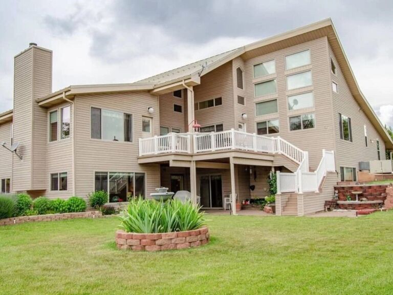 Outside view of Starry Nites Ranch and the front garden