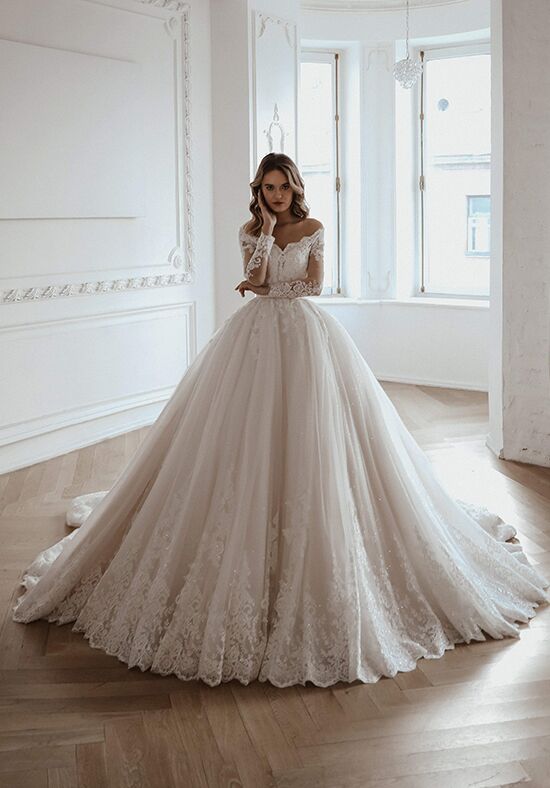 Lace ball gown wedding dress 2024 with sleeves