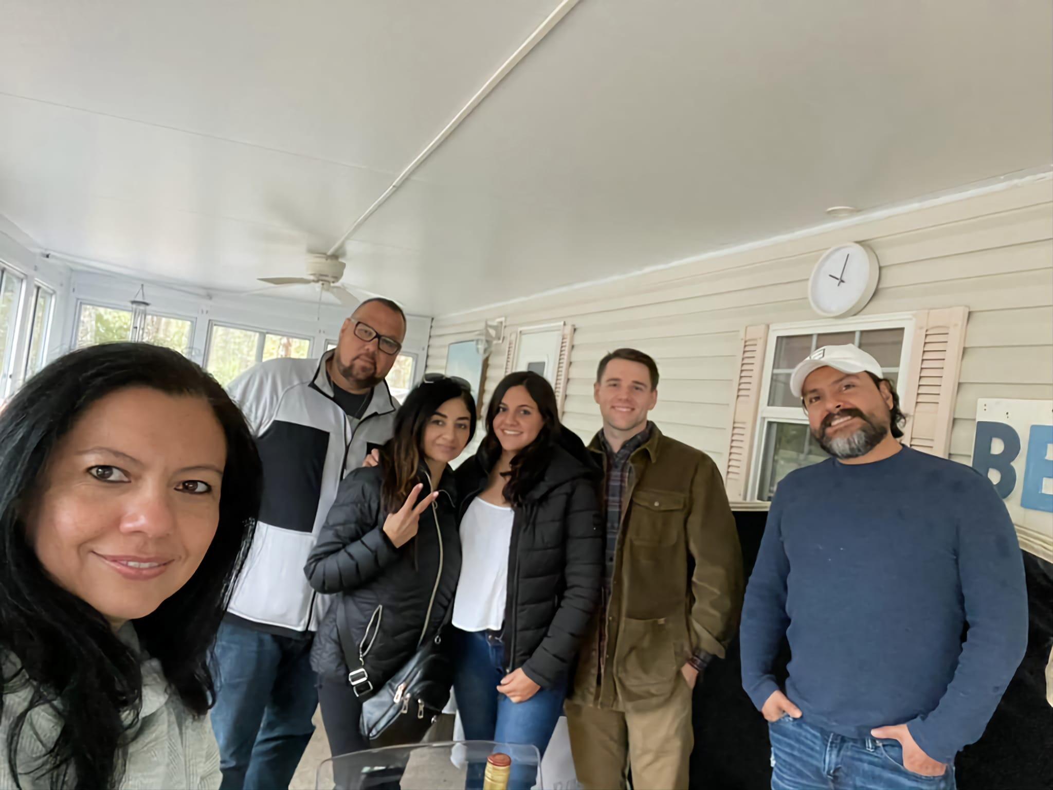 Dan conoció a los tíos de Michelle en un viaje a Atlantic City.

_________________________________

Dan met Michelle's aunts and uncles on a trip to Atlantic City.