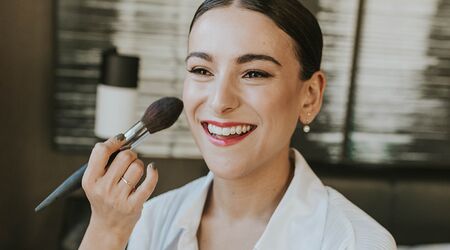 Woman hilariously applies makeup with tiny fake hands - ABC7 New York