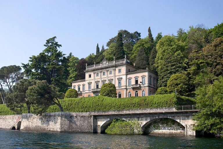 Villa del Grumello: ecco la location del nostro matrimonio! 
Villa del Grumello è una villa seicentesca affacciata sul primo bacino del Lago di Como, a pochi passi dal centro della città. La villa è incastonata in un parco secolare di grande pregio naturalistico e unicità paesaggistica. 
Il Parco si articola secondo un disegno compositivo romantico; i sentieri panoramici valorizzano i tanti belvedere e i diversi ambienti. 
Tra gli illustri personaggi ospiti della Villa del Grumello, vanno ricordati Vincenzo Monti, Alessandro Volta e soprattutto Ugo Foscolo, le cui frequenti visite alla famiglia Giovio sono testimoniate da un busto collocato nel giardino. ...........................................................................................         
  
This is the venue of our wedding! Villa del Grumello is a seventeenth-century villa overlooking Lake Como, at few meters from Como city center. The villa is nestled in a secolar park  of great naturalistic value and unique landscape. The park is articulated in a romantic composite design, with panoramic trails across the garden. Illustrious figures, including Vincenzo Monti, Alessandro Volta and Ugo Foscolo, were hosted in its frescoed and stuccoed rooms. The frequent visits made by Foscolo to the Giovio family are testified by the bust built in the garden at the wish of Countess Julia Celesia.