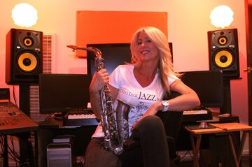 Female celebrity Saxophonist Katja Rieckermann - Saxophonist - Los Angeles, CA - Hero Main