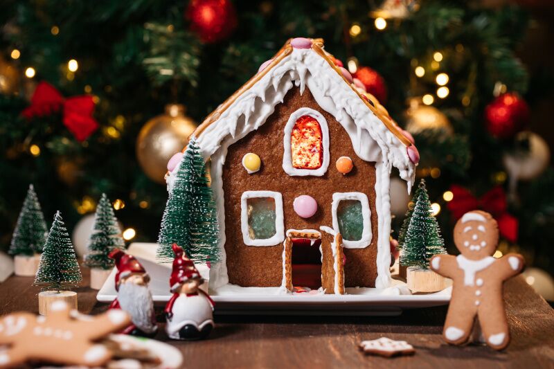 Build gingerbread houses Christmas birthday party ideas