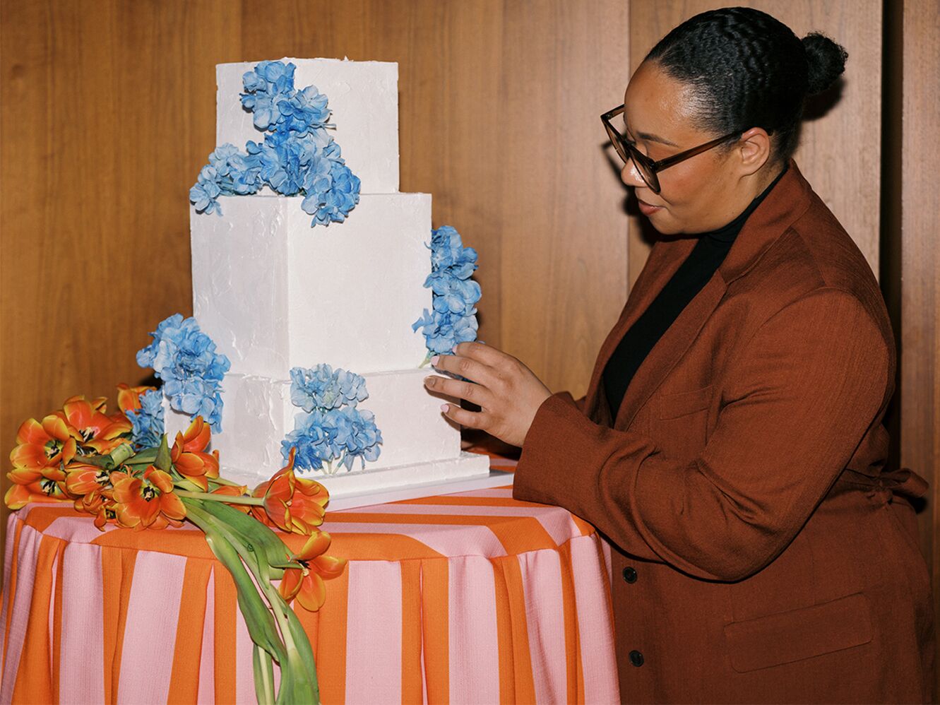 Wedding vendor with wedding cake