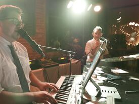 Felix and Fingers Dueling Pianos - Dueling Pianist - Des Moines, IA - Hero Gallery 4