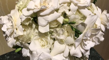 White Florals Brown Paper Bouquet – BUDS FLORAL DESIGNS