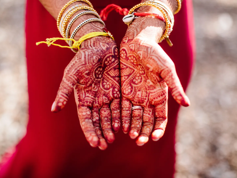 wedding henna ideas with flowers and eyes