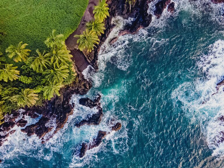 The romantic coastline of Maui, Hawai'i
