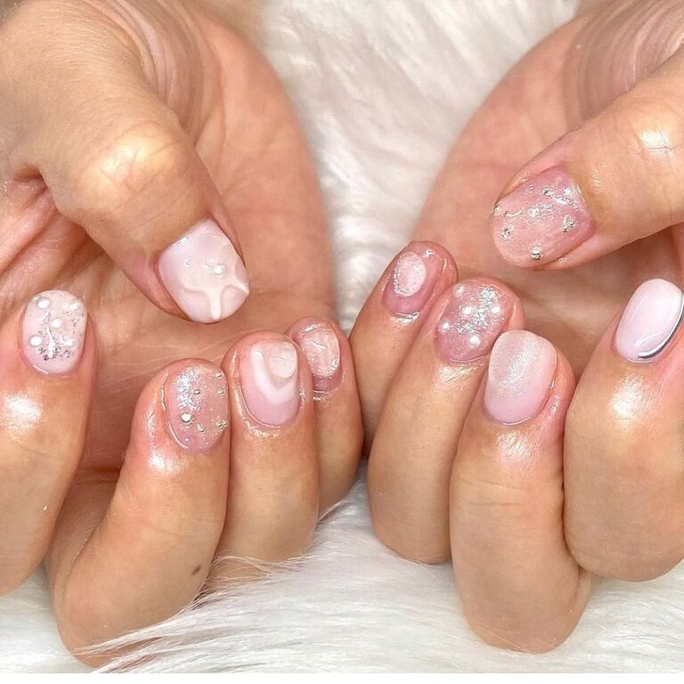 Shimmering pink bridal nail inspiration