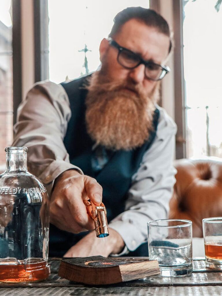 personne fumant un cocktail